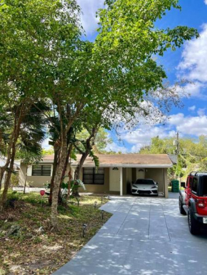 Beautiful 3 Bedroom house in Fort Lauderdale! Hot Tub and Great Location!